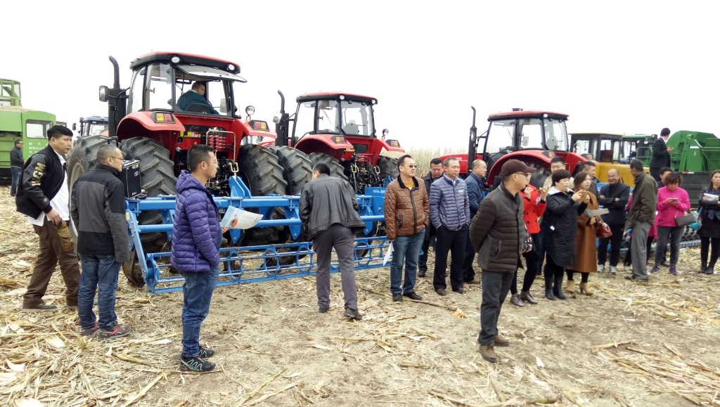 永利集团国三大型拖沓机在黑龙江省深松深耕现场演示会上大放异彩